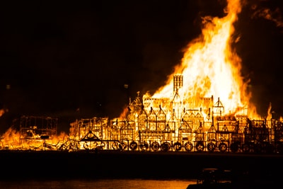 夜间焚烧建筑物